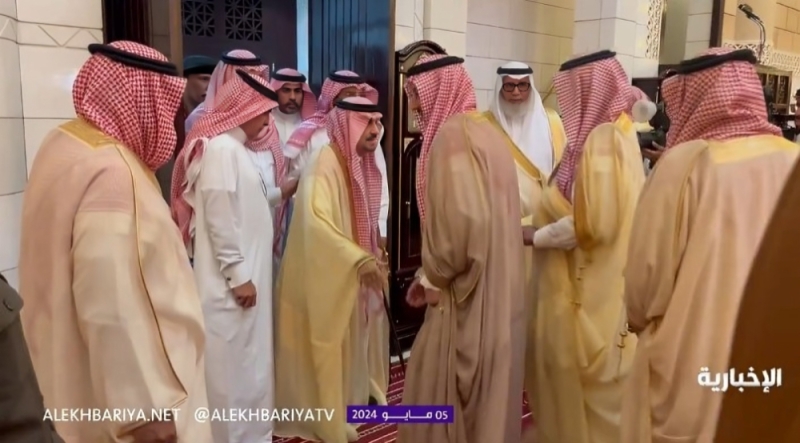 شاهد.. أمير الرياض يستقبل المعزين في الأمير ‎بدر بن عبدالمحسن في جامع الإمام تركي