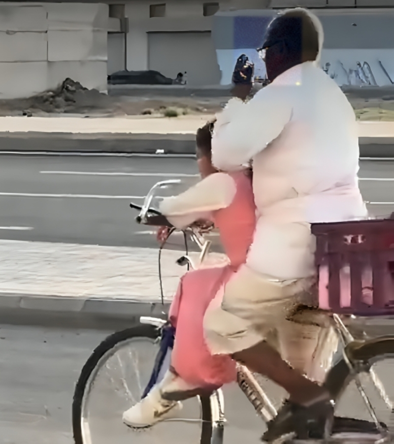 شاهد.. أب يصطحب طفلته إلى المدرسة على دراجة في المدينة المنورة
