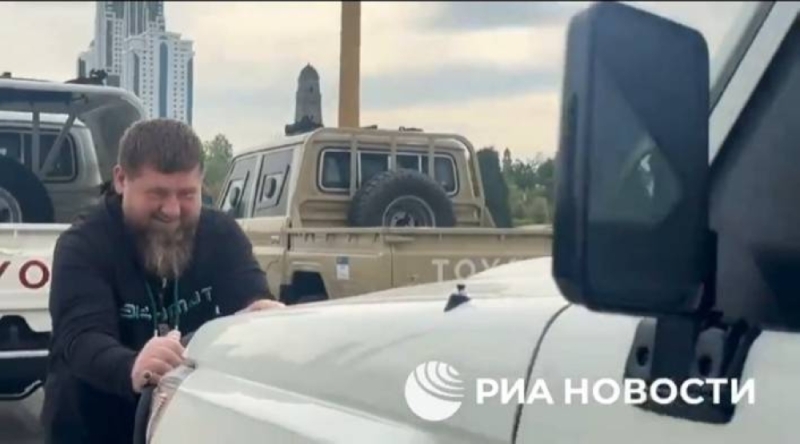 شاهد.. الرئيس الشيشاني يجر سيارة جيب في أول ظهور له بعد أنباء عن تدهور حالته الصحية