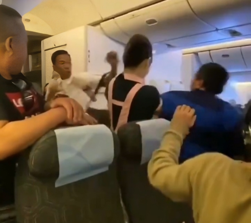 كانت في طريقها لأمريكا.. شاهد:  مشاجرة عنيفة بين راكبين على متن طائرة تايوانية بسبب مقعد