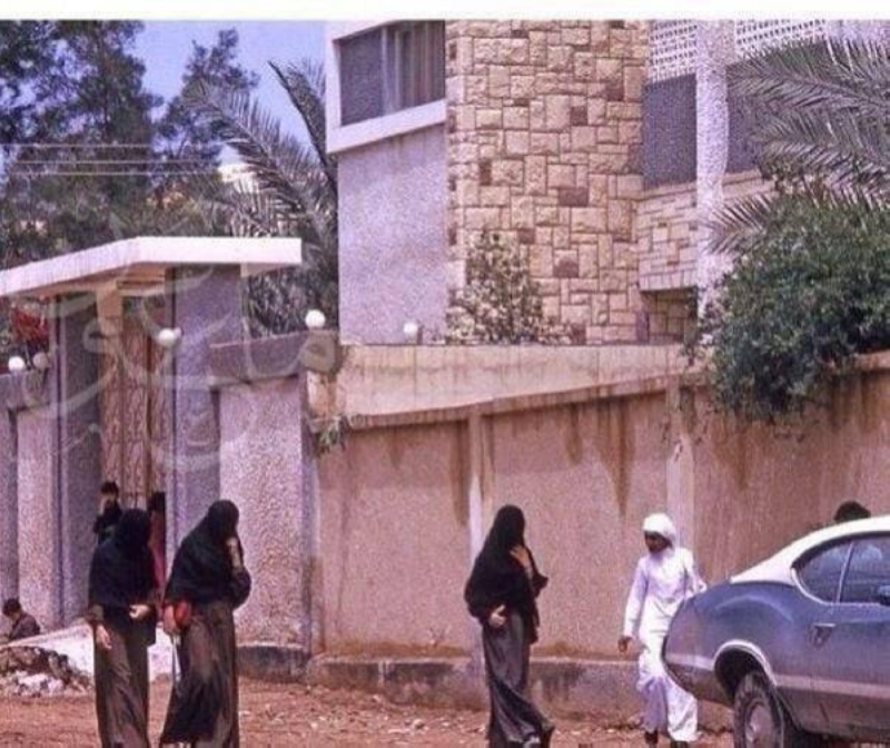 شاهد: صورة نادرة توثق خروج الطالبات من المدارس في حي الملز بالرياض.. والكشف عن تاريخ التقاطها