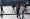 أشخاص يرتدون أقنعة واقية في ساحة بيازا ديل دومو في ميلانو بعدما ألزمت الحكومة الإيطالية ارتداء حماية الوجه في الهواء الطلق في محاولة لمواجهة انتشار الجائحة (أ ف ب)