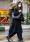 إيرانيتان ترتديان قناعي الوجه تسيران بجوار المتاجر المغلقة في طهران حيث أعلنت الحكومة عن تدابير جديدة لمواجهة «كورونا» (أ ف ب)