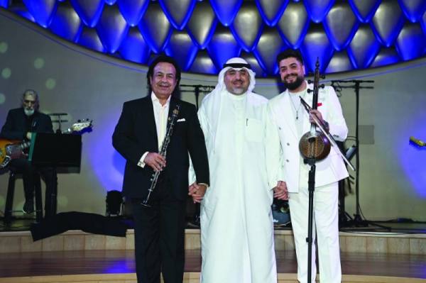 الزامل يتوسط العازفين ساليس ونازليباش