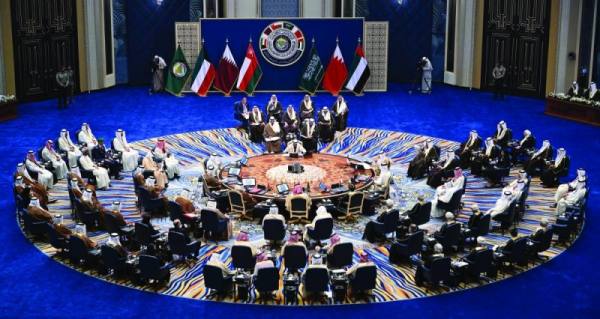 لقطة عامة من القمة