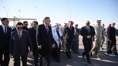 النائب الأول ورجل الأعمال جواد بوخمسين خلال الاستقبال في البصرة