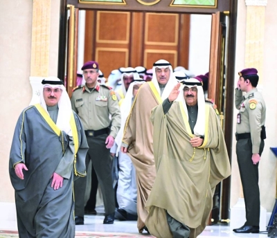 سمو الأمير يرد التحية لمستقبليه لدى وصوله إلى قاعة الاستقبال في قصر بيان