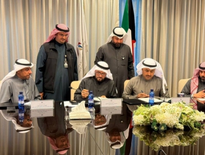 جانب من توقيع العقد