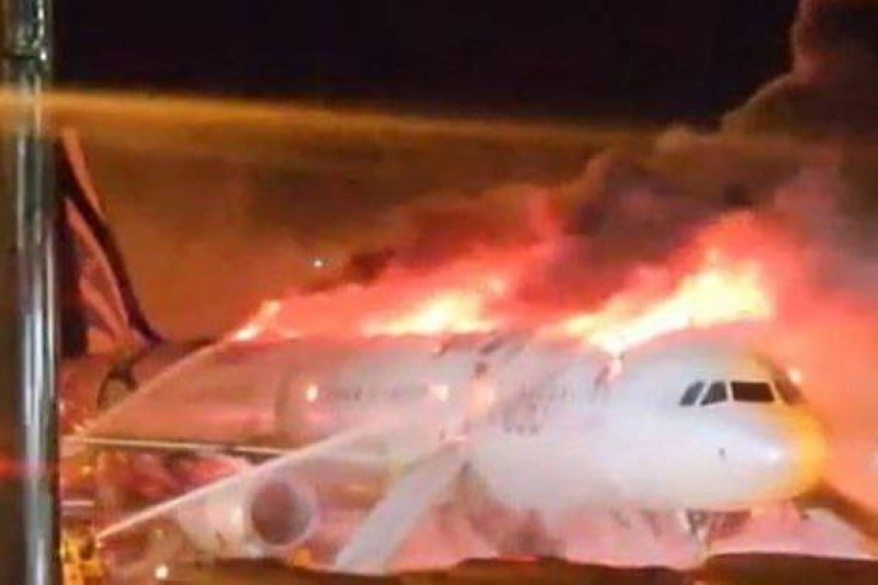 إجلاء ركاب طائرة اندلعت فيها النيران على المدرج في كوريا الجنوبية - الراي