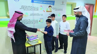 توزيع الكتب المجزأة على الطلبة (تصوير سعود سالم)