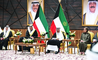 صاحب السمو يلقي كلمته وبجانبه سمو ولي العهد واليوسف والحويلة