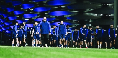 لاعبو «الأزرق» يتدربون على الملعب الفرعي لاستاد جذع النخلة بالبصرة