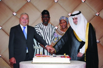 السميط وعميد السلك الدبلوماسي يشاركان سفير غانا وحرمه قطع قالب الحلوى