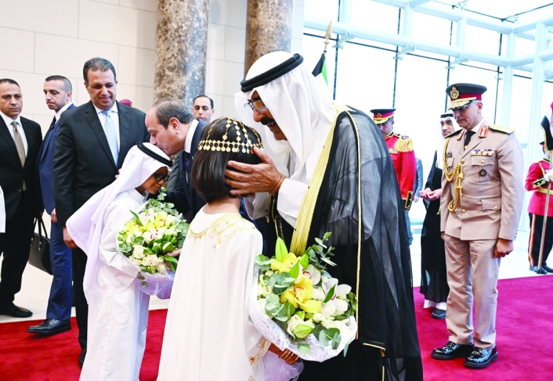 صاحب السمو والرئيس المصري يتلقيان الورود من طفلين