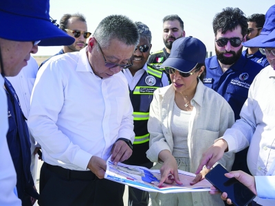 الوزيرة نورة المشعان في زيارة تفقدية لموقع ميناء مبارك مع وفد صيني