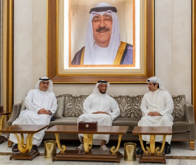 المطيري مستقبلاً آل حامد ويبدو السفير النيادي