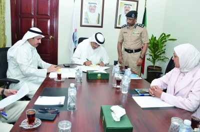 محافظ الأحمدي خلال توقيعه على نموذج انضمام الفنطاس لشبكة المدن الصحية