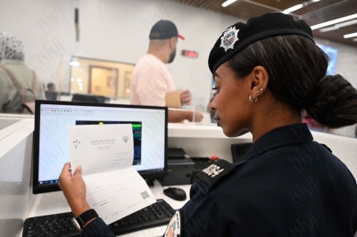 تدقيق على إذن الغياب (تصوير أسعد عبد الله)