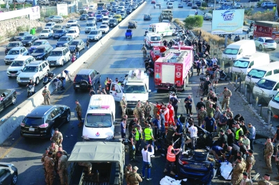 «زحمة» عسكرية - طبية - مدنية في موقع الغارة الإسرائيلية (أ ف ب)