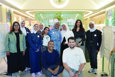 عدد من عملاء «red» تتوسطهم أسيل مبارك