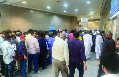 زحمة في مبنى الهيئة جراء الإقبال الكثيف من الوافدين لتغيير عناوين السكن (تصوير سعود سالم)