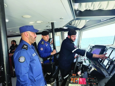 رئيس «الإطفاء» يطلع على عمل أحد قوارب الإنقاذ