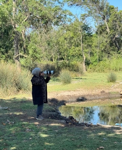 الراصدة عذاري بوحمد خلال رحلة رصد الطيور بتركيا