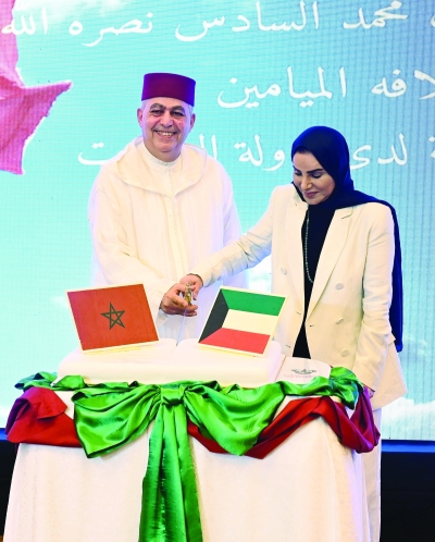 الحويلة وبن عيسى يقطعان قالب الحلوى (تصوير سعود سالم)