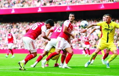 كريستيان نورغارد مسجلاً برأسه في مرمى فياريال (رويترز)