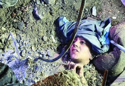 فلسطينية عالقة تحت الركام في مخيم النصيرات للاجئين (رويترز)