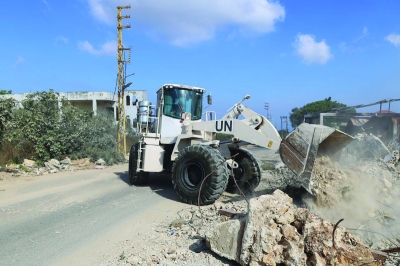 جرافة تابعة لـ«اليونيفيل» تزيل العوائق في جنوب لبنان