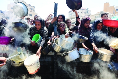 فلسطينيون ينتظرون الحصول على طعام في غزة (أ ف ب)