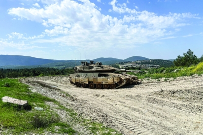 دبابة إسرائيلية على الحدود مع لبنان (رويترز)