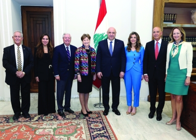 عون متوسطاً الوفد الأميركي