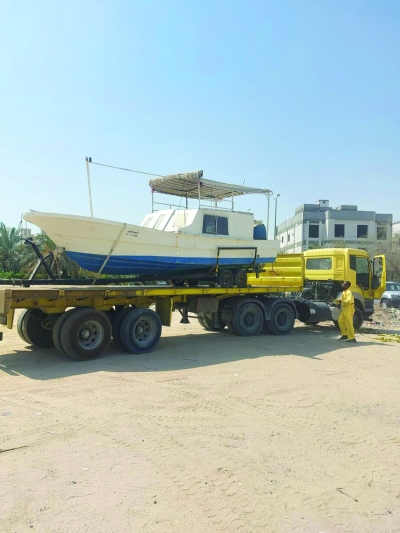 رفع أحد القوارب