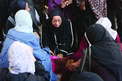 أسرة فلسطينية فقدت أحد أقاربها في غارة إسرائيلية استهدفت غزة (أ ف ب)