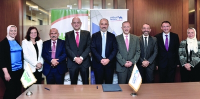 ممثلو البنك والجمعية في حفل توقيع البروتوكول