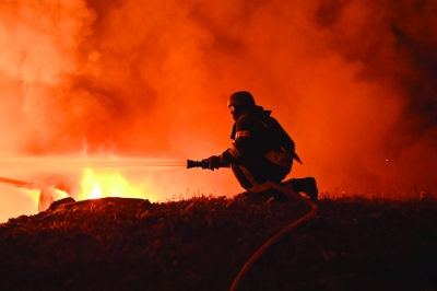 محاولة لإخماد النيران بعد غارة روسية على خاركيف (أ ف ب)