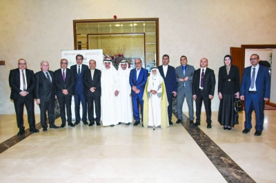 سعود البابطين يتوسط المشاركين في الأمسية