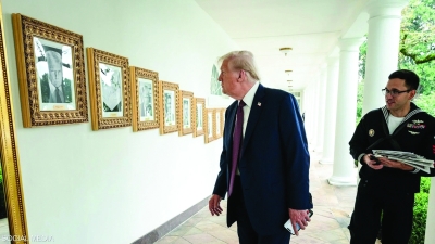 ترامب أمام صورة «جهاز التوقيع الآلي» في ممشى الرؤساء