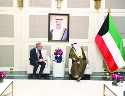 حديث بين سمو ولي العهد ونائب الرئيس الأول ورئيس الشؤون العالمية والمسؤول القانوني لشركة «أمازون»