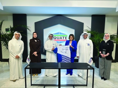 المطر والعجمي عقب التوقيع على القميص الرسمي للسباق