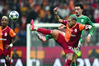 صراع على الكرة بين لاعب غلطة سراي لوكاس تيريرا ونظيره في ليفربول كورتيس جونز (أ ف ب)