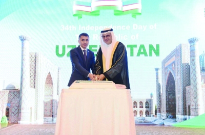 المخيزيم يقطع وسفير أوزبكستان قالب الاحتفال (تصوير نايف العقلة)