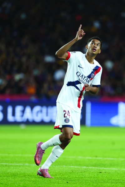 لاعب «باريس» الشاب سيني مايولو يحتفل بهدفه في مرمى برشلونة (أ ف ب)