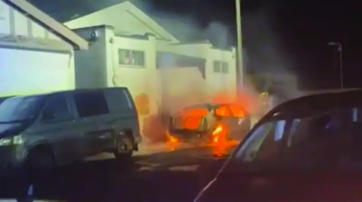 صورة تداولتها مواقع للنار تلتهم سيارة مسؤول المسجد في جنوب إنكلترا