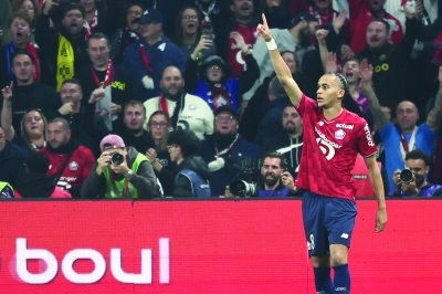 لاعب ليل ايثان مبابي يحتفل بهدفه في مرمى باريس سان جرمان (أ ف ب)