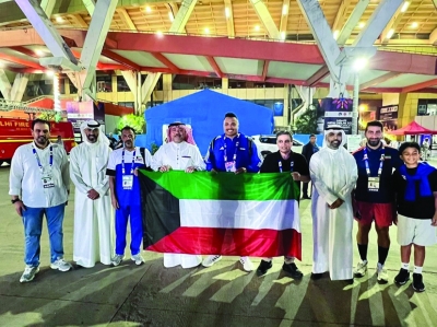لاعب المنتخب الكويتي لألعاب القوى البارالمبية فيصل سرور وسفير دولة الكويت لدى الهند مشعل الشمالي خلال تتويجة بالميدالية الفضية