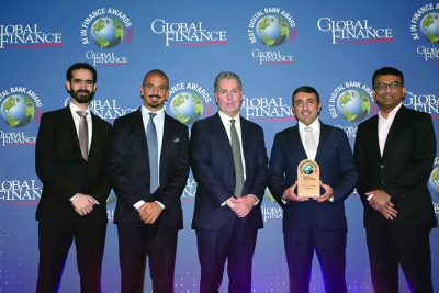 المجحم والمنصور والعبدالجليل يتوسطهم ممثل «غلوبل فاينانس» خلال تسلم إحدى الجوائز