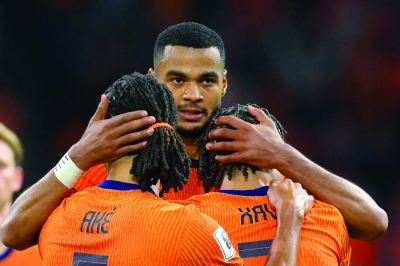 مهاجم هولندا خاكبو يحتفل مع زملائه بهدفه في مرمى فنلندا (أ ف ب)